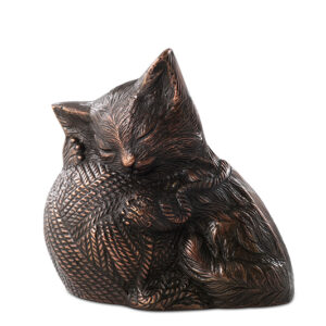 Metallurne Katze mit Wollknäuel – 5740