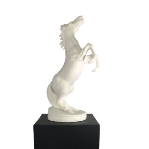 Metallurne Horse mit Keramikskulptur