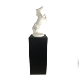 Metallurne Horse mit Keramikskulptur