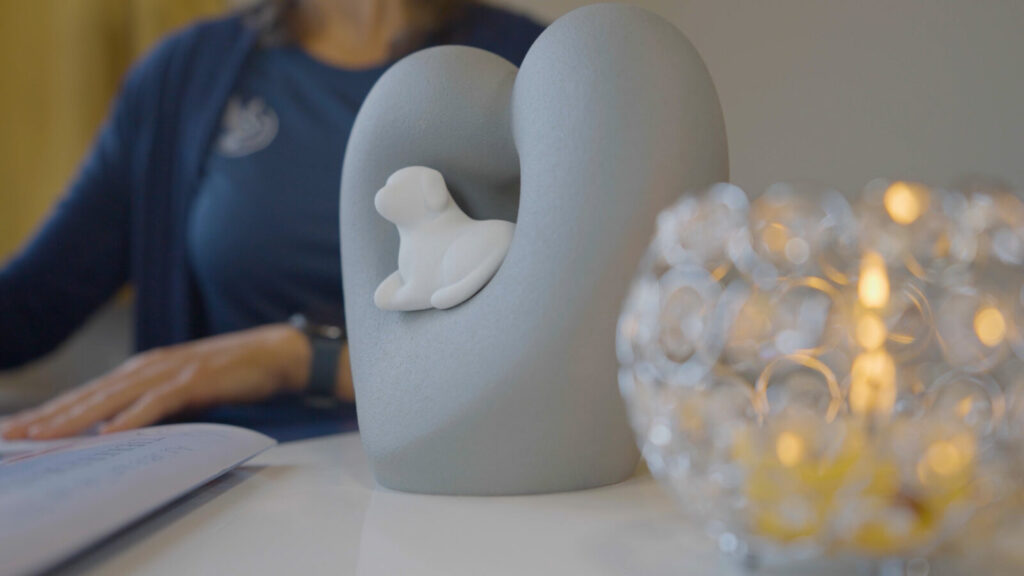 Urne mit Tierfigur